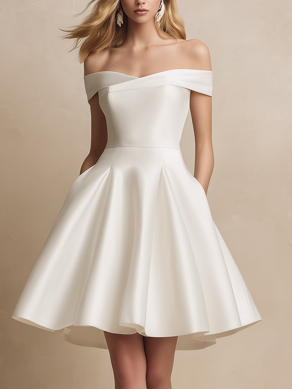 Robe de soirée mini Liserie en satin, épaules dénudées, taille haute et coupe trapèze